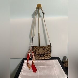 Coach Rare Y2K Penelope Signature Jacquard Turnlock Pocket Swing-back  F45026